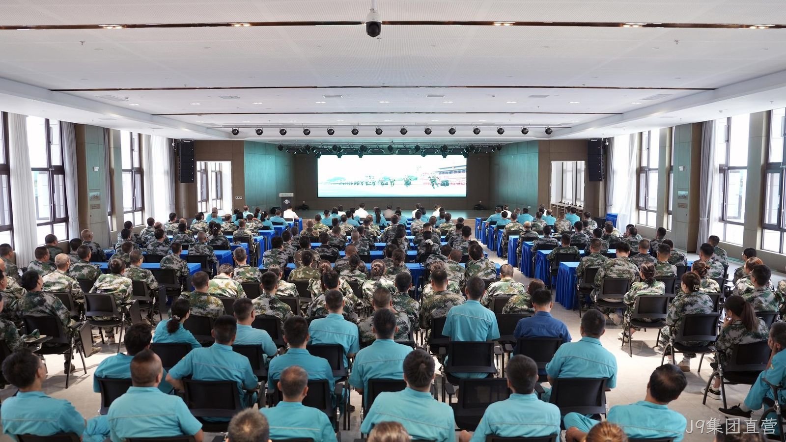J9集团直营组织全体员工观看抗战胜利80周年阅兵仪式