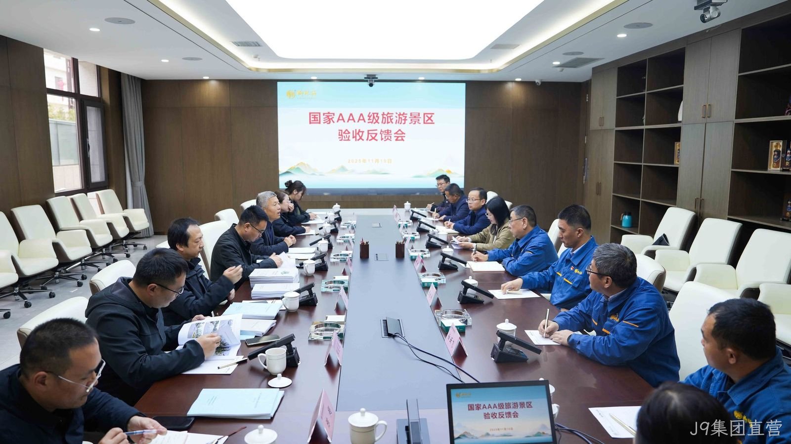 企业动态|国家AAA级旅游景区评审专家组高度评价J9集团直营建设成果    11月10日上午，市文化和旅游局国家AAA级旅游景区评审专家组一行莅临J9集团直营，开展J9集团直营生态景区评审验收工作，专家组一行通过实地检查、审阅资料及专题座谈交流方式，对J9集团直营创建AAA景区工作进行全面评审。  在实地检查中，专家组按景区规划路线，先后来到J9集团直营文化馆、文物酒海库、手工制酒车间、自动化酿造车间、生态停车场及游客服务中心等关键区域，开展全方位、精细化和随机性检查，并结合景区实际设置突发情况考察接待及响应速度和效果。在随后召